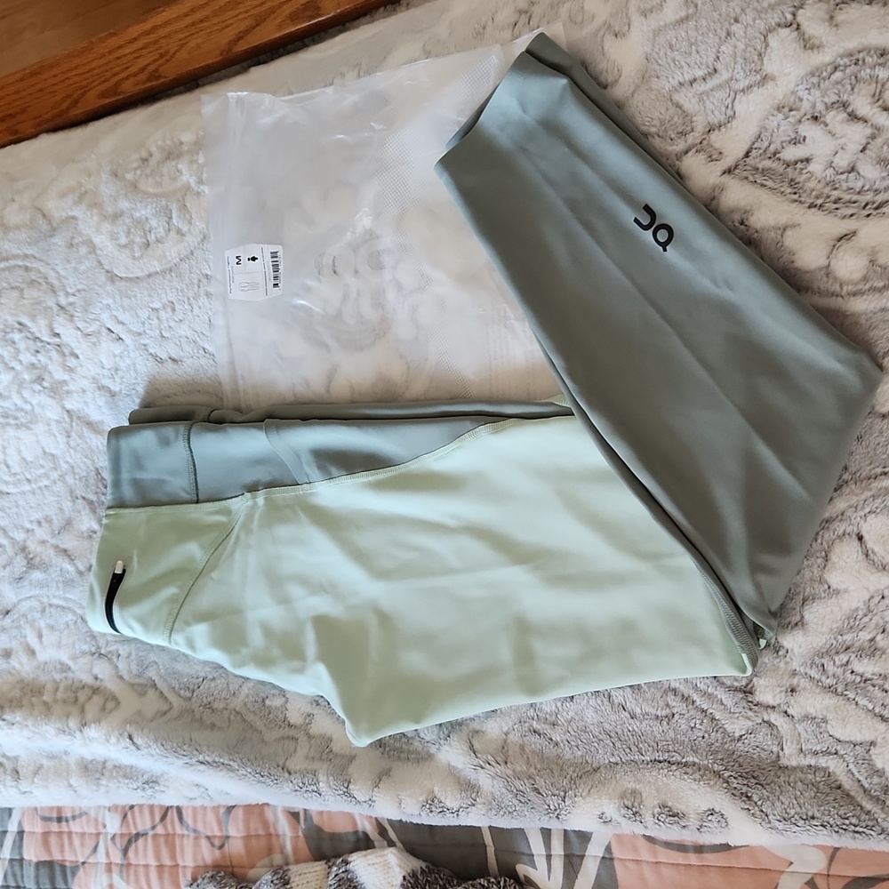 NWT On Cloud Running Women’s Two-Tone Sage Green Leggings Size Medium